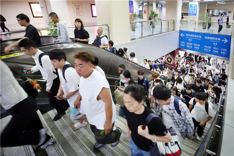 早上7時(shí)30分，地鐵2號(hào)線漢口火車站出站客流明顯增大 產(chǎn)啟斗攝